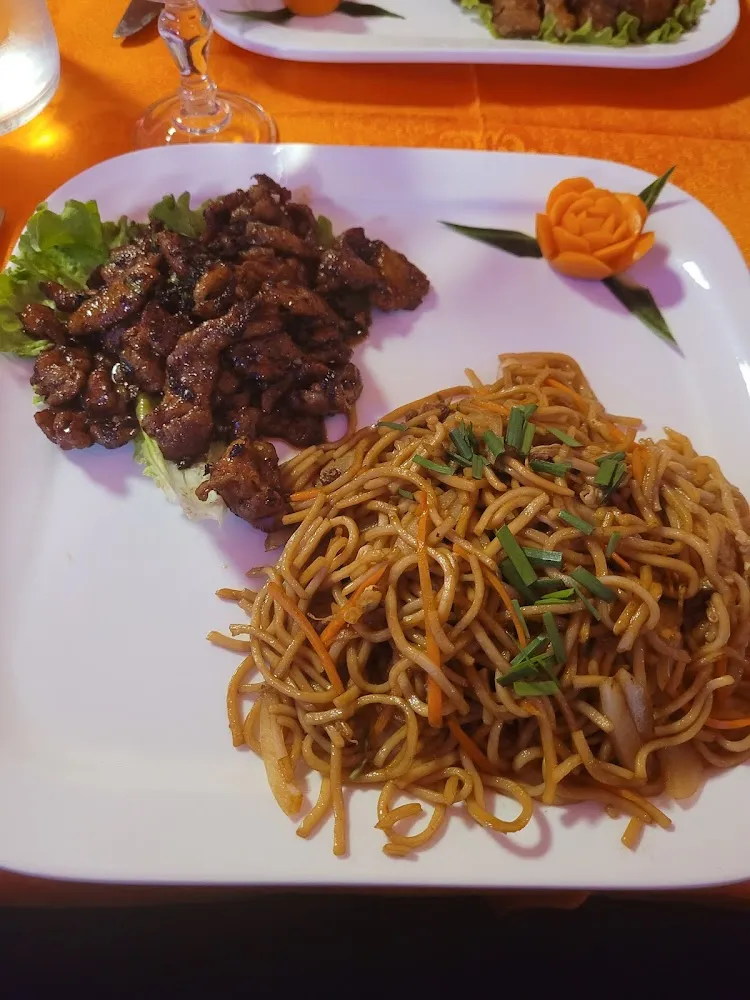 Agneau Sauté À l'Ail Et Nouilles Sautées